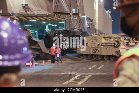 Soldaten und Auftragnehmer diskutieren, wie schwere Ausrüstung im Hafen von Shuiaba, Kuwait, 11. September 2020 bewegt werden kann. Das 1184. Deployment and Distribution Support Bataillon von Mobile, AL ist für die Bewegung von fast 400 Stück aus mehreren verschiedenen Einheiten auf dieser Sendung verantwortlich. (USA Army Reserve Foto Von Sgt. Vontrae Hampton) Stockfoto