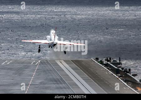 Ein T-45C Goshawk, angeschlossen an Training Air Wing 1, startet von USS Gerald R. Ford (CVN 78) Flugdeck 12. September 2020. Ford ist im Gange im Atlantik Durchführung von Carrier-Qualifikationen. (USA Navy Foto von Mass Communication Specialist 1st Class Julie R. Matyascik) Stockfoto