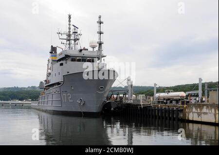 200731-N-EJ843-0081 GROTON, Connecticut (31. Juli 2020) der Marine Sealift Command's Fleet Ocean Tug USNS Apache (T-ATF 172) betritt den Pier am Naval Submarine Base (SUBASE) New London. Apache lieferte Kotflügelsysteme zur Unterstützung zukünftiger Besuche von Küstenkampfschiffen auf der SUBASE New London. (USA Navy Foto von Mass Communications Specialist Seaman Jimmy Ivy III) Stockfoto