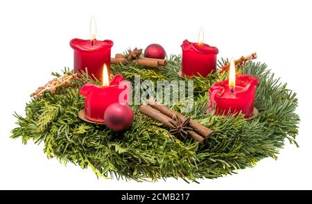 Dekorierter Adventskranz aus Tannenzweigen mit brennendem Rot Kerzen isoliert auf weiß Stockfoto