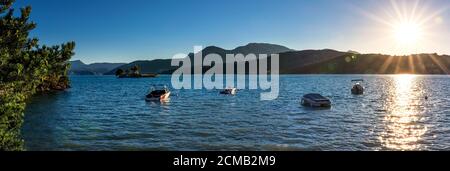 Camping in den Alpen. Reiseziel Französische Alpen mit dem See Lac de Serre Poncon und den umliegenden Bergen im Sommer. Stockfoto