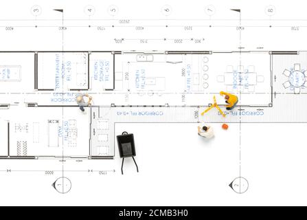 Miniatur Menschen Vermesser Techniker misst die Entfernung, um ein Haus auf Zeichnung Plan zu bauen. Stockfoto