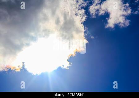 Sonnenstrahlen kommen hinter Wolken hervor. Die Sonne scheint in Norwegen. Stockfoto