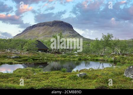 Saana fiel und Trekker Hütte im Sommer Abendlicht, vom See Tsahkal gesehen Stockfoto