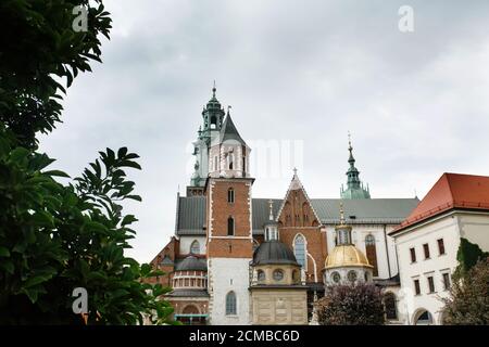 Kathedrale und Türme von Wawel Schloss Residenz in Parklandschaft in Krakau, Polen, das erste UNESCO-Weltkulturerbe der Welt Stockfoto