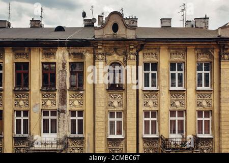 Schäbige Wand mit Dach von alten Vintage-Gebäude, europäische Architektur, Residenz oder Wohnhaus Stockfoto