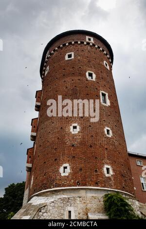 Backstein runden Turm von Wawel Schloss Residenz in Krakau, Polen, das erste UNESCO-Weltkulturerbe der Welt. Stockfoto