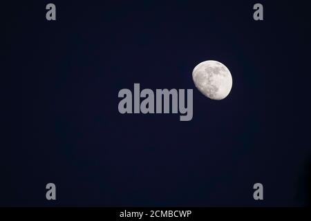Halbmond Hintergrund. Der Mond ist ein astronomischer Körper, der den Planeten Erde umkreist. Unscharfer Fokus Stockfoto
