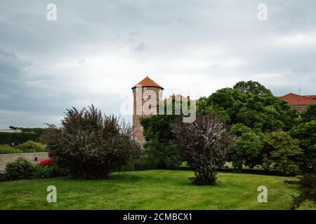 Backstein runden Turm von Wawel Schloss Residenz in Parklandschaft in Krakau, Polen, das erste UNESCO-Weltkulturerbe der Welt. Stockfoto