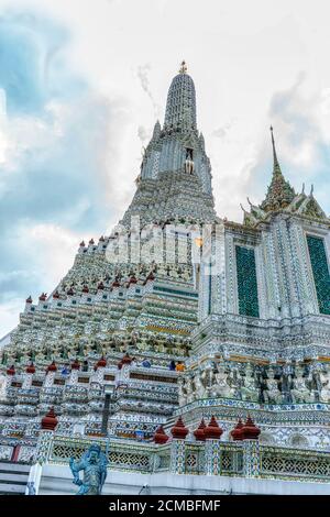 Ein Wahrzeichen von Wat Arunratchawararam in Bangkok, Thailand. Ein Ort, an dem jeder in jeder Religion gesehen werden kann. Stockfoto