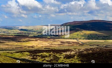 Landschaftlich reizvolle Landschaft (Wharfedale Valley, Simon's Seat Peak, hohe Hügel, Fjells, Sonnenlicht, Schatten an Land, blauer Himmel) - Yorkshire Dales, England Stockfoto