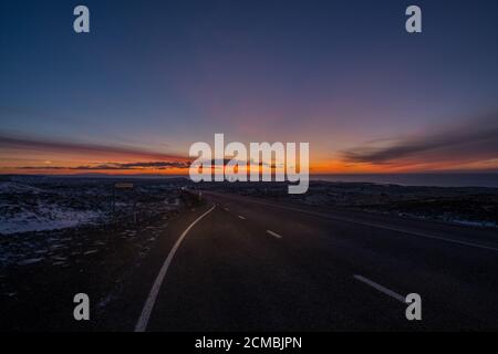 Keeping Road into Sunrise in Island Stockfoto