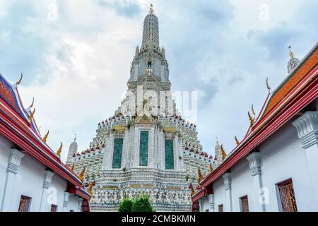 Ein Wahrzeichen von Wat Arunratchawararam in Bangkok, Thailand. Ein Ort, an dem jeder in jeder Religion gesehen werden kann. Stockfoto