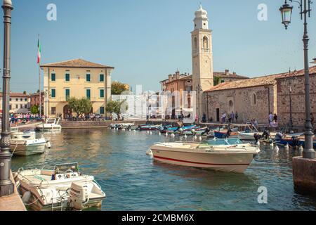 Dogana Veneta und Porticciolo in Lazise, in Italien mit farbigen Booten 20 Stockfoto