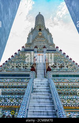 Ein Wahrzeichen von Wat Arunratchawararam in Bangkok, Thailand. Ein Ort, an dem jeder in jeder Religion gesehen werden kann. Stockfoto