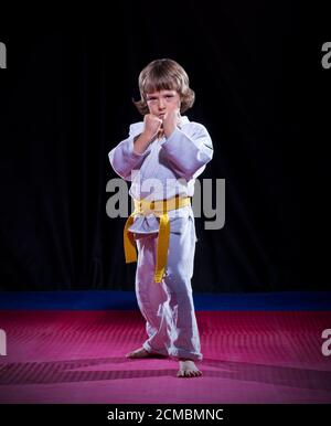 Kleine Junge Aikido Kämpfer auf schwarz Stockfoto