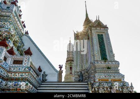 Ein Wahrzeichen von Wat Arunratchawararam in Bangkok, Thailand. Ein Ort, an dem jeder in jeder Religion gesehen werden kann. Stockfoto