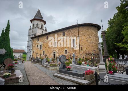 Kirche unserer Lieben Frau von der Himmelfahrt, 13. Jahrhundert, in der Stadt Ainhoa, im Departement Pyrénées-Atlantiques Stockfoto