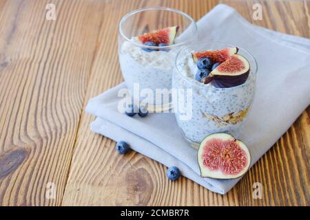 chia Samen Pudding mit Feigen und Müsli, Chia Pudding mit vegan Joghurt, gesundes Frühstück Stockfoto
