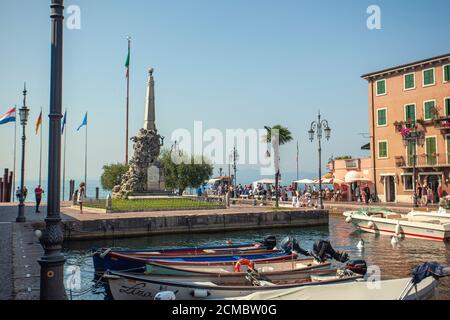Dogana Veneta und Porticciolo in Lazise, in Italien mit farbigen Booten 13 Stockfoto