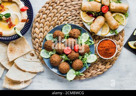 Vegane Falafel mit Hummus und Spinat Patty Rollen Stockfoto