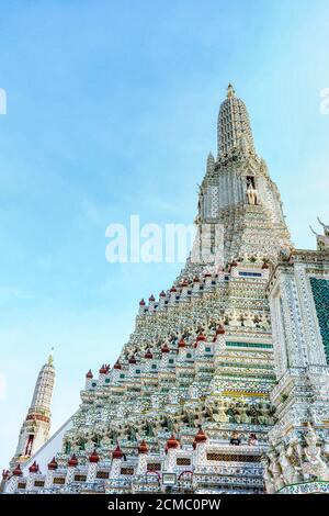 Ein Wahrzeichen von Wat Arunratchawararam in Bangkok, Thailand. Ein Ort, an dem jeder in jeder Religion gesehen werden kann. Stockfoto