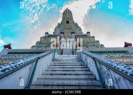 Ein Wahrzeichen von Wat Arunratchawararam in Bangkok, Thailand. Ein Ort, an dem jeder in jeder Religion gesehen werden kann. Stockfoto