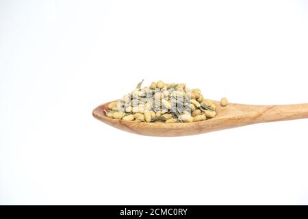 Getreidegetränk im Holzlöffel isoliert auf weißem Hintergrund. Stockfoto