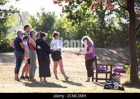 Schwimmen im Freien am Hever Castle Lake, Kent Stockfoto