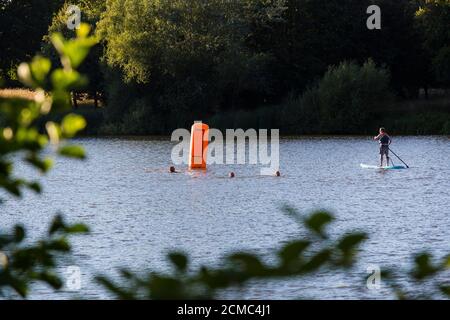 Schwimmen im Freien am Hever Castle Lake, Kent Stockfoto