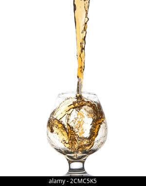 Whiskey in ein Glas gegossen wird. Stockfoto