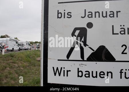 Anklam, Deutschland. September 2020. Die Instandsetzung der Peenebrücke in Anklam im Landkreis Vorpommern-Greifswald verursacht Verkehrsstörungen. Die Arbeiten am 200 Meter langen Abschnitt der B109 sollen bis Januar 2021 dauern. Quelle: Stefan Sauer/dpa-Zentralbild/ZB/dpa/Alamy Live News Stockfoto