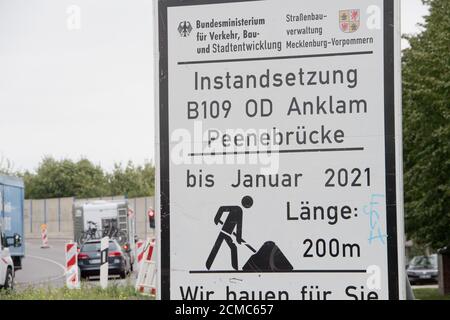 Anklam, Deutschland. September 2020. Die Instandsetzung der Peenebrücke in Anklam im Landkreis Vorpommern-Greifswald verursacht Verkehrsstörungen. Die Arbeiten am 200 Meter langen Abschnitt der B109 sollen bis Januar 2021 dauern. Quelle: Stefan Sauer/dpa-Zentralbild/ZB/dpa/Alamy Live News Stockfoto