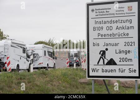 Anklam, Deutschland. September 2020. Die Instandsetzung der Peenebrücke in Anklam im Landkreis Vorpommern-Greifswald verursacht Verkehrsstörungen. Die Arbeiten am 200 Meter langen Abschnitt der B109 sollen bis Januar 2021 dauern. Quelle: Stefan Sauer/dpa-Zentralbild/ZB/dpa/Alamy Live News Stockfoto