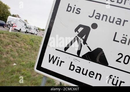 Anklam, Deutschland. September 2020. Die Instandsetzung der Peenebrücke in Anklam im Landkreis Vorpommern-Greifswald verursacht Verkehrsstörungen. Die Arbeiten am 200 Meter langen Abschnitt der B109 sollen bis Januar 2021 dauern. Quelle: Stefan Sauer/dpa-Zentralbild/ZB/dpa/Alamy Live News Stockfoto