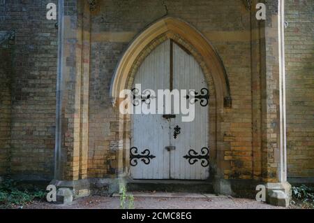 Weiße Eingangstür der Kapelle auf dem alten viktorianischen Friedhof Stockfoto