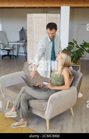 Kreative Geschäftsbeziehung im Team arbeiten mit Laptop-Computer sie Besprechung des neuen Projekts im Büro Stockfoto