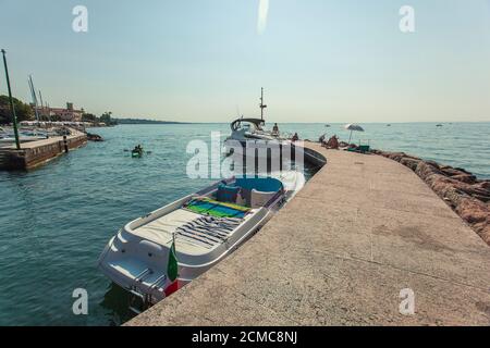 Hafen von Lazise am Gardasee 13 Stockfoto