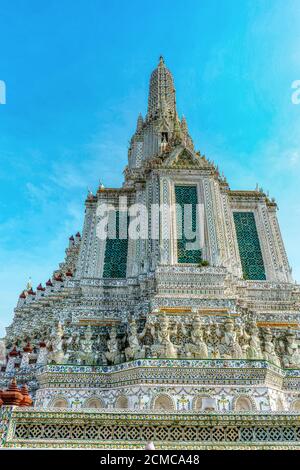 Ein Wahrzeichen von Wat Arunratchawararam in Bangkok, Thailand. Ein Ort, an dem jeder in jeder Religion gesehen werden kann. Stockfoto