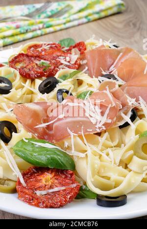 Pasta mit Gammon Stockfoto