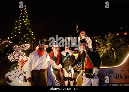 22. Dezember 2019, Sachsen, Seiffen: Die Bergarbeiter der Berg- und Hüttenknappschaft Seiffen e.V. präsentieren ihre Tracht aus der Seiffener Kirche. Auch auf dem Bild der Weihnachtsmann und die Engel des Dorfes. Das heute weltberühmte Spielzeugdorf Seiffen ist das Weihnachtsland im Erzgebirge. Jedes Jahr im Dezember scheint es in einem hellen Licht und wird von zahlreichen Touristen besucht. Foto: Nico Schimmelpfennig/dpa-Zentralbild/ZB Stockfoto