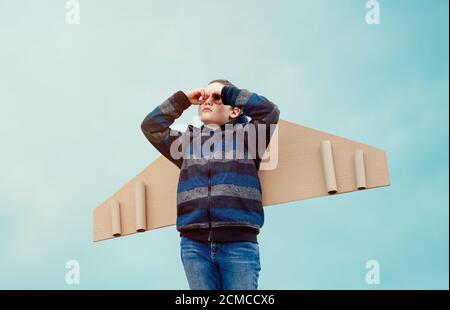 Kind träumt vom Reisen. Frohe Kindheit. Sommerferien, Ferien Stockfoto