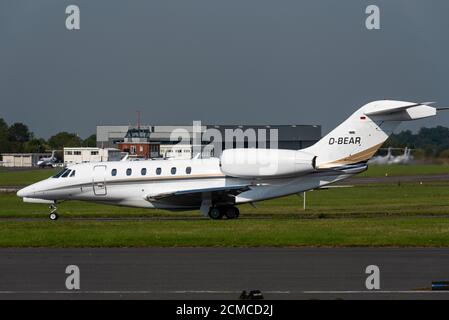 Cessna 750 Citation X Executive Jet-Flugzeug D-BEAR im Besitz von Air X Charter Rolling am Biggin Hill Airport, Kent, Großbritannien. AirX Charter Flugreisen Business Stockfoto