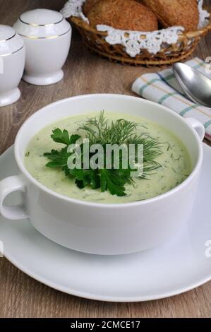 Pürieren Sie die Suppe mit Dill und Petersilie Stockfoto