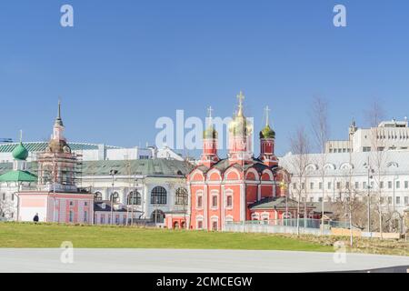 Moskau, Russland - 11. April 2018: Der Blick vom 'Zaryadye'-Park auf die Tempel in der Varvarka-Straße Stockfoto