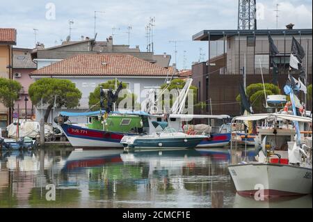 ITALIEN, Caorle - 11. JULI 2014: Touristenboot im Hafen von Caorle. Stockfoto