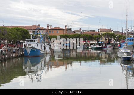 ITALIEN, Caorle - 11. JULI 2014: Touristen- und Fischereihafen von Caorle. Stockfoto