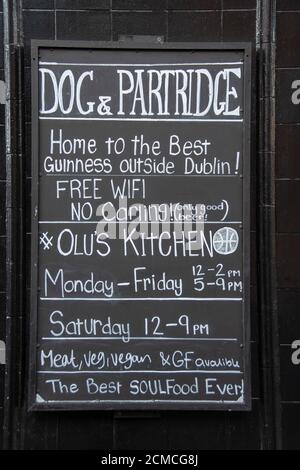 Sheffield, Großbritannien – 30 Nov 2018 : Kreidetafel Werbung Essen, Bier und WiFi im Dog & Partridge Pub in 56 Trippet Lane Stockfoto