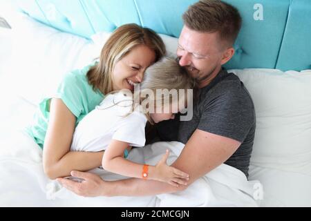 Glückliche Familie verbringen Zeit zusammen zu Hause im Bett. Stockfoto