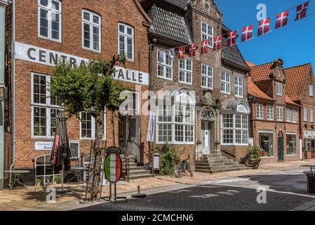 Malerische Fußgängerzone mit dänischen Fahnen in Tonder, Dänemark, 1. Juni 2020 Stockfoto